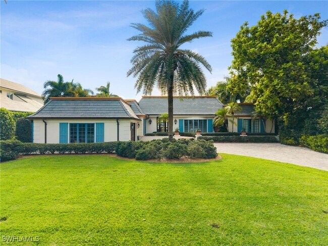 1060 Galleon Dr in Naples, FL - Building Photo - Building Photo