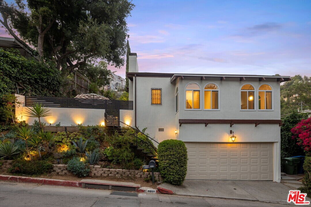8809 Wonderland Park Ave in Los Angeles, CA - Building Photo