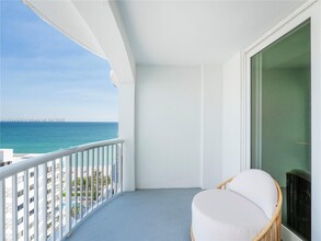 5401 Collins Ave, Unit 1013 in Miami Beach, FL - Building Photo - Building Photo