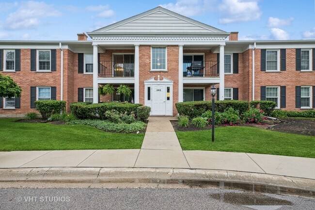 563 Shorely Dr in Barrington, IL - Foto de edificio - Building Photo