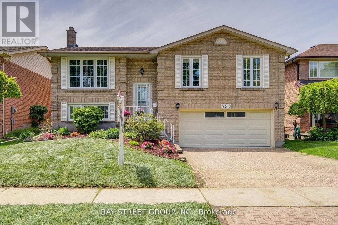 750 Griffith St in Oshawa, ON - Building Photo