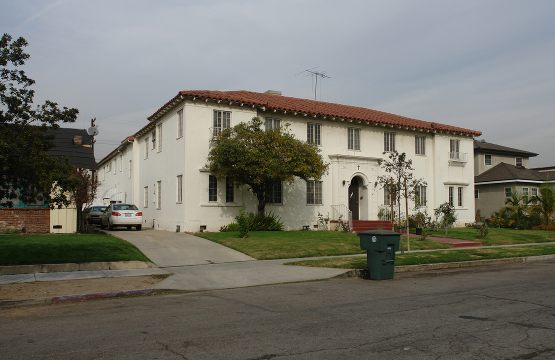 321 E Elk Ave in Glendale, CA - Building Photo