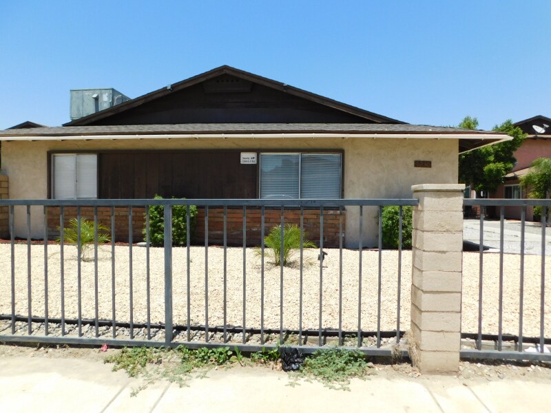 1230 Valencia Ave-Unit -C in Hemet, CA - Building Photo