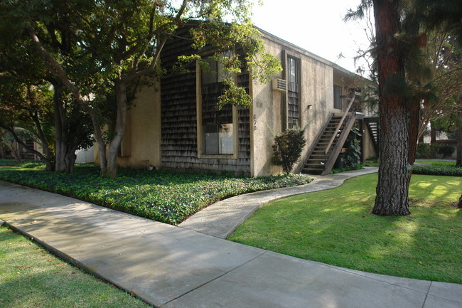 666 N Hill Ave in Pasadena, CA - Foto de edificio - Building Photo