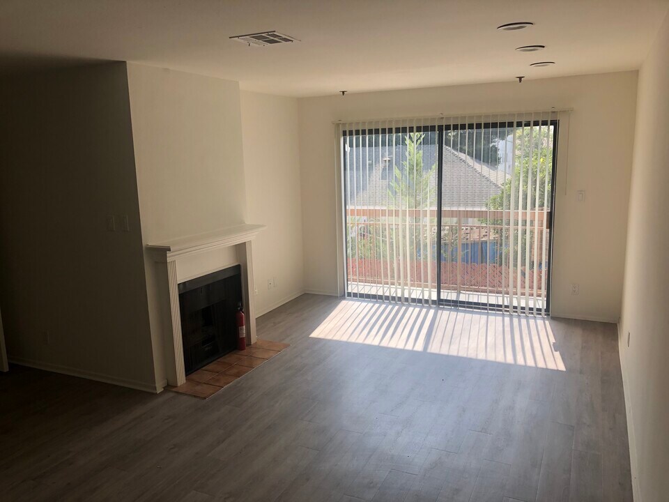 1321 N Vista St in Los Angeles, CA - Building Photo