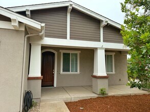 1097 Buena Vista Way in Carlsbad, CA - Building Photo - Building Photo