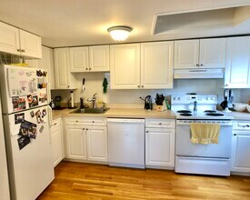 592 Centre St, Unit 1 in Boston, MA - Foto de edificio - Building Photo