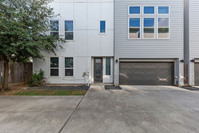 2210 Lou Ellen Ln in Houston, TX - Building Photo - Building Photo