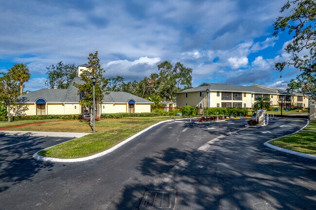 Arbor Grove in St. Petersburg, FL - Building Photo - Building Photo