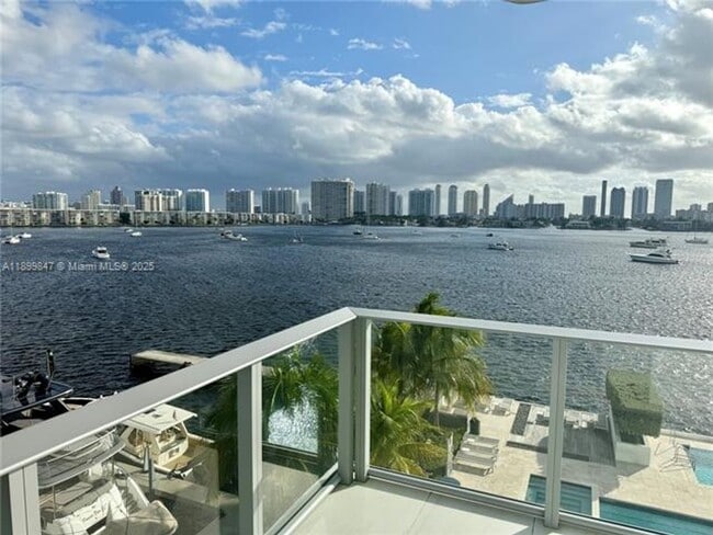 17111 Biscayne Blvd in Aventura, FL - Building Photo - Building Photo