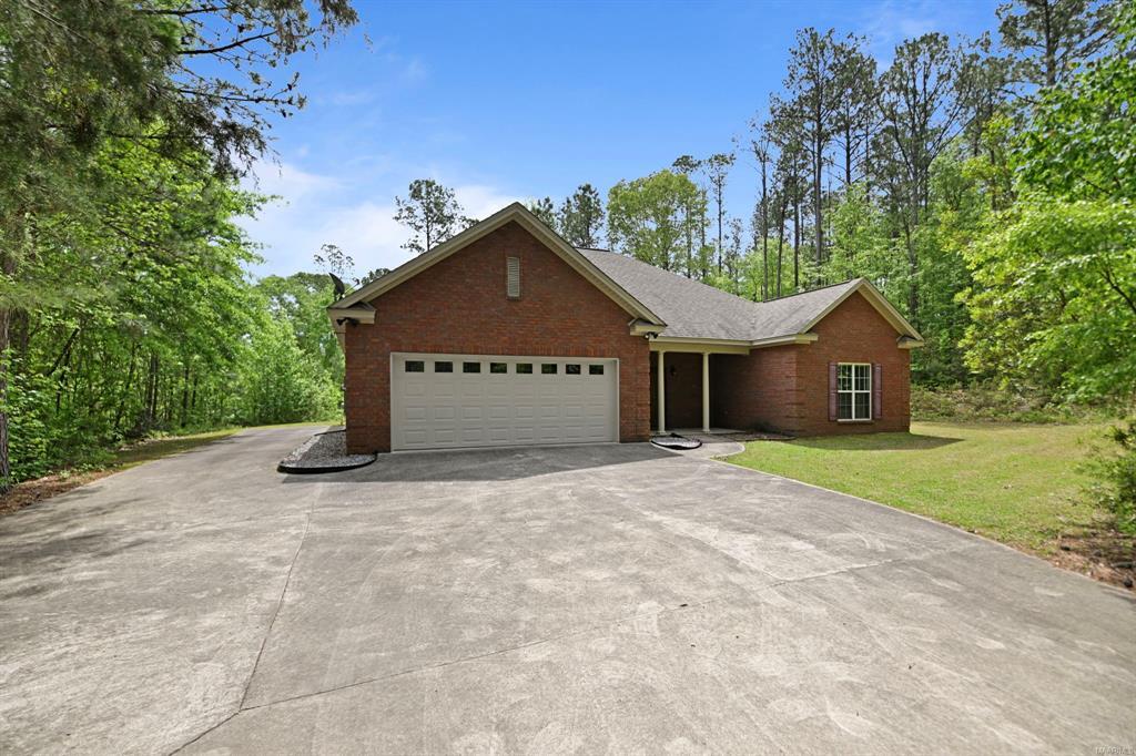 1494 Moxley Rd in Deatsville, AL - Foto de edificio