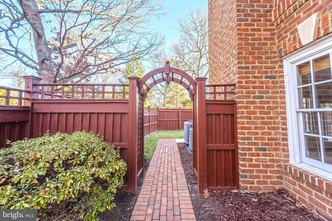 2303 Sawtooth Oak Ct in Vienna, VA - Foto de edificio - Building Photo