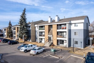 Hermitage Village Apartments in Edmonton, AB - Building Photo