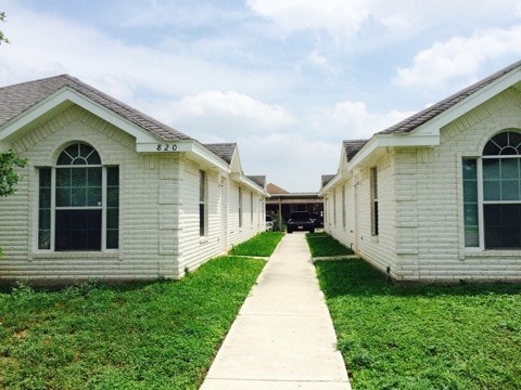 820 N Cross Ln, Unit 1 in Edinburg, TX - Building Photo