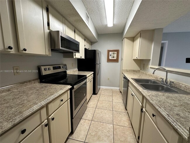 10500 SW 155th Ct in Miami, FL - Foto de edificio - Building Photo