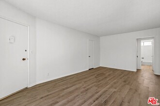 1236 McClellan Dr in Los Angeles, CA - Foto de edificio - Building Photo
