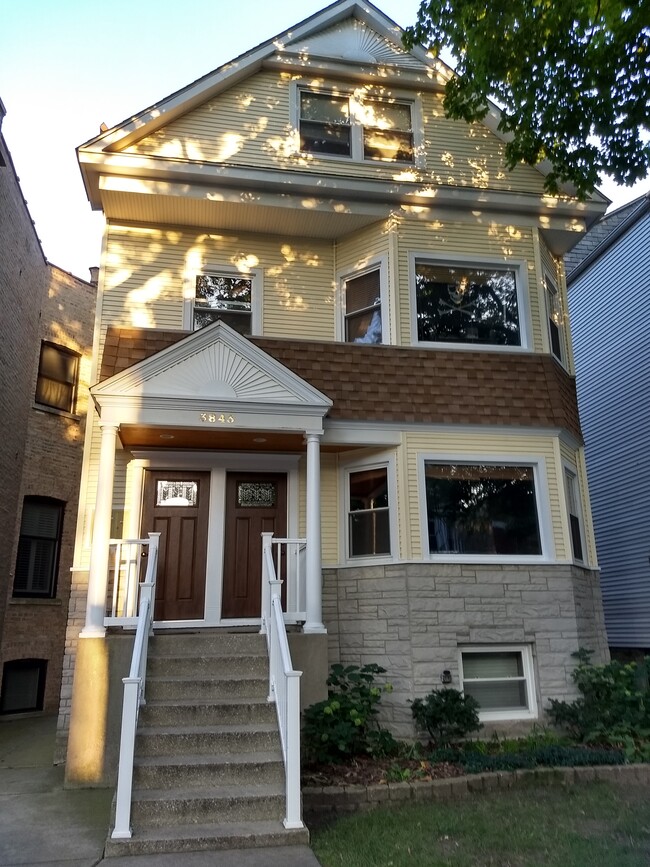 3843 N Bell Ave, Unit 2nd floor in Chicago, IL - Building Photo - Building Photo
