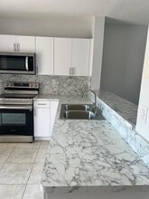 120 E 5th St in Hialeah, FL - Foto de edificio - Building Photo
