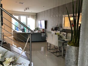 10422 NW 64th Terrace in Doral, FL - Building Photo - Building Photo