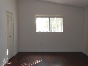250 Palm Cir W, Unit 303 in Pembroke Pines, FL - Foto de edificio - Building Photo