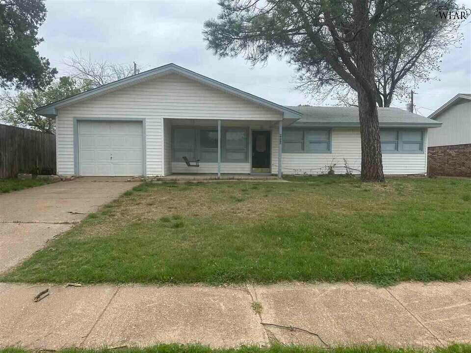 4033 Gossett Dr in Wichita Falls, TX - Building Photo