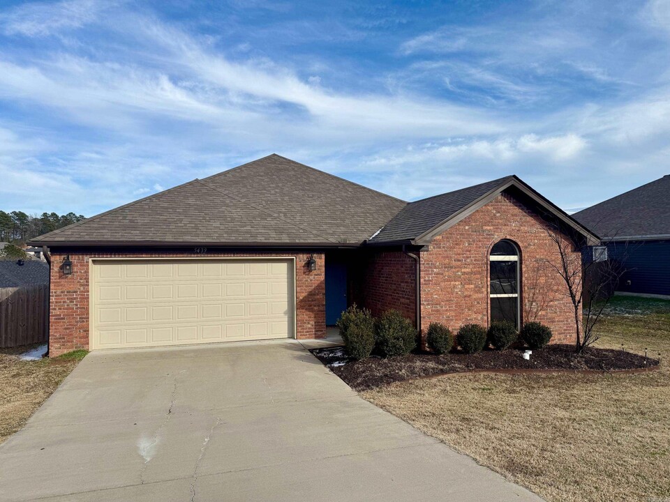 5439 Heritage Valley Dr in Benton, AR - Building Photo