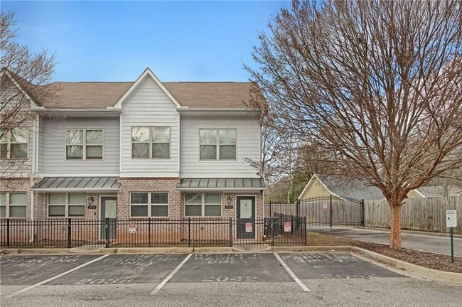 2042 Bolton Rd NW in Atlanta, GA - Building Photo - Building Photo