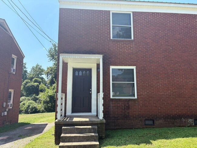 711 Chestnut Dr in High Point, NC - Building Photo - Building Photo