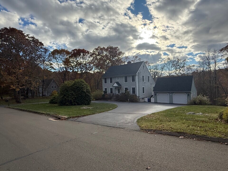 113 Flat Rock Rd in Branford, CT - Building Photo