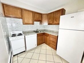 CAMBRIDGE APTS -- 043 in Coraopolis, PA - Foto de edificio - Building Photo