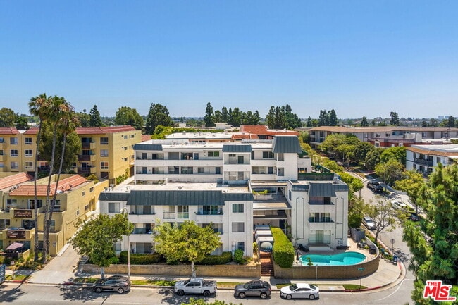 5974 Buckingham Pkwy in Culver City, CA - Foto de edificio - Building Photo