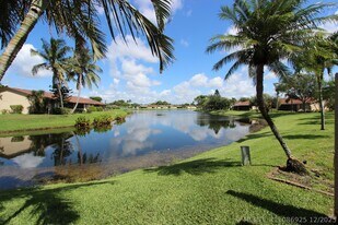 61 Mayfair Ln in Boynton Beach, FL - Building Photo