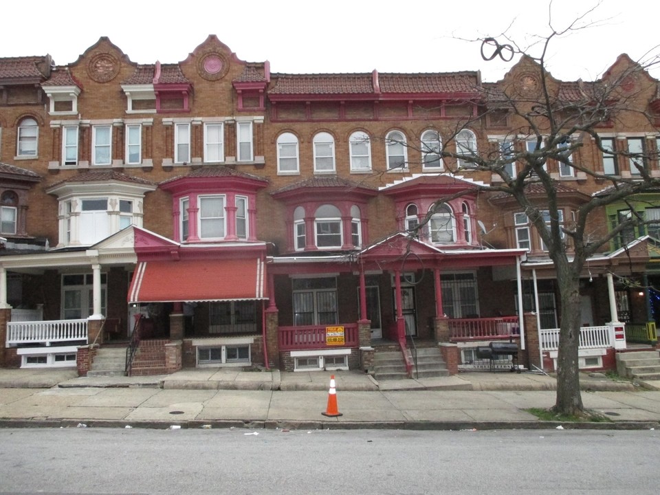 2129 Homewood Ave in Baltimore, MD - Building Photo