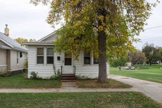 1216 6th Ave NE in Minot, ND - Building Photo - Building Photo