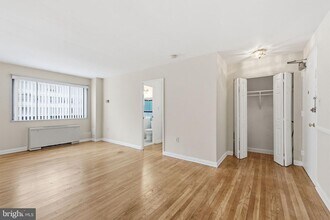 1200 S Arlington Ridge Rd in Arlington, VA - Foto de edificio - Building Photo