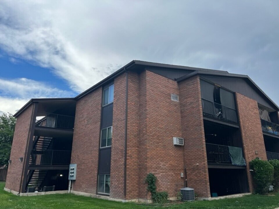 4642 S 1900 W in Roy, UT - Foto de edificio