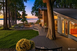 11728 Marine View Dr in Edmonds, WA - Building Photo - Building Photo
