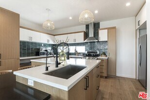 811 N Harvard Blvd in Los Angeles, CA - Building Photo