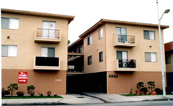 Rosewood Apartments in Hawthorne, CA - Building Photo - Building Photo