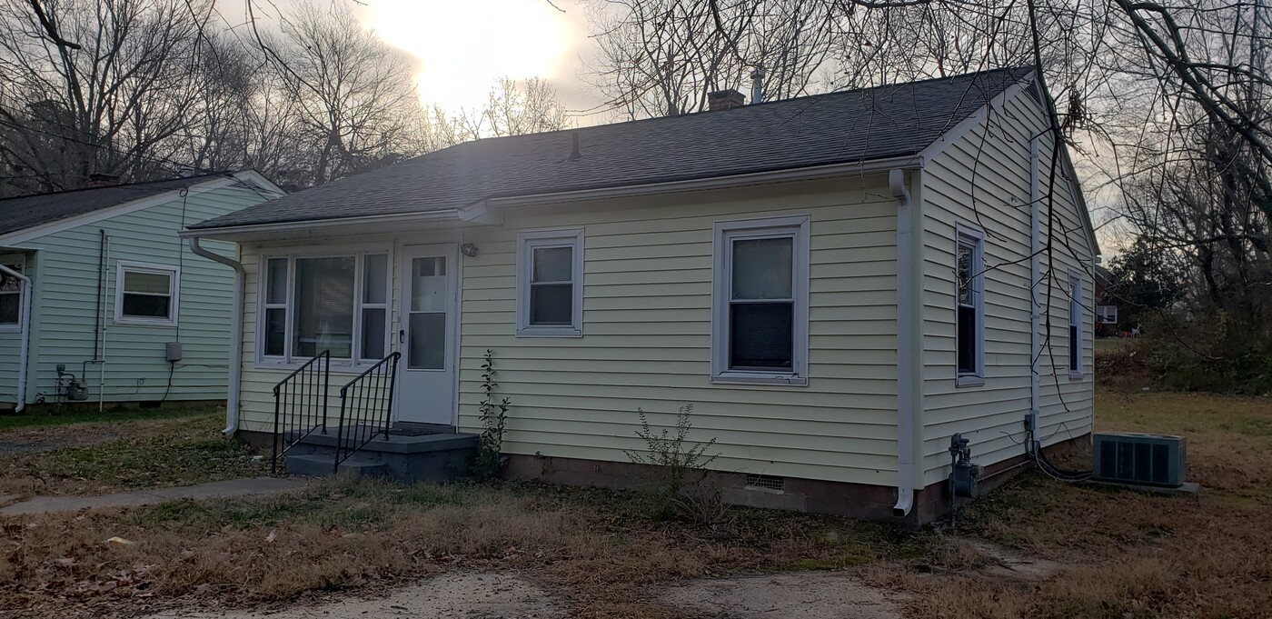 3700 Wooddale Ln in Greensboro, NC - Building Photo