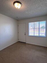 4690 E Huntington Ave in Fresno, CA - Building Photo - Building Photo