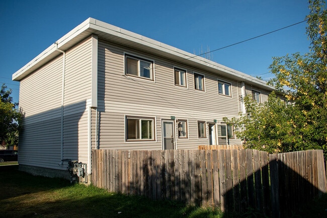 Lauderdale Manor in Edmonton, AB - Building Photo - Building Photo