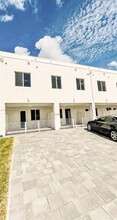 6425 NW 103rd Pl in Doral, FL - Building Photo - Building Photo