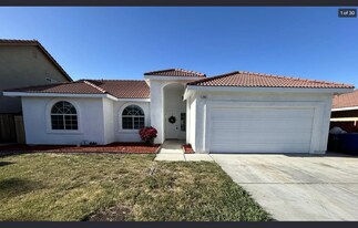 254 Driftwood Ave in Los Banos, CA - Building Photo