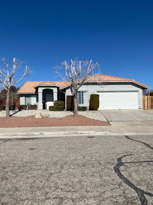 15216 Tawney Ridge Ln in Victorville, CA - Building Photo