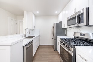 Enclave 693 in Thousand Oaks, CA - Building Photo