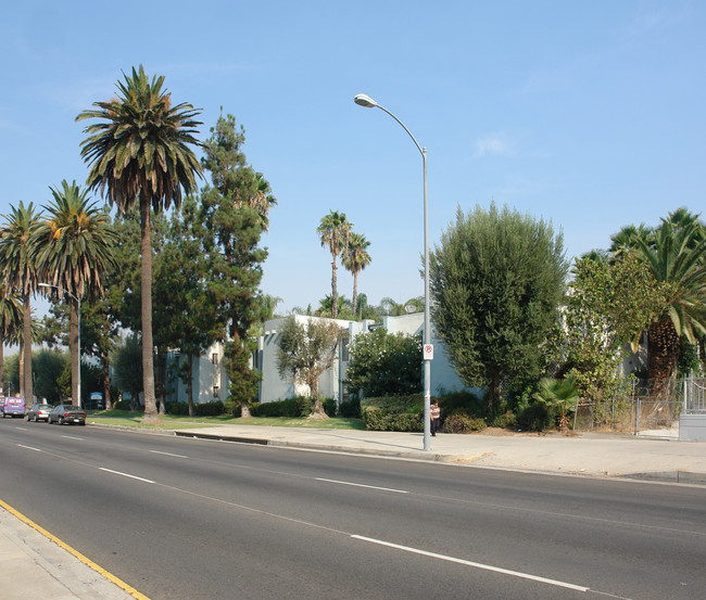 20655 Sherman Way in Winnetka, CA - Building Photo - Building Photo