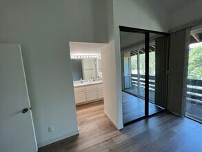21930 Marylee St in Woodland Hills, CA - Foto de edificio - Building Photo