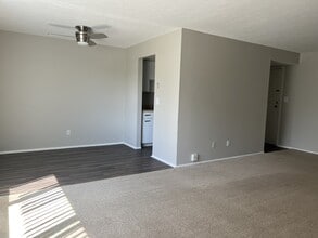 Executive Towers and Gardens in Parma Heights, OH - Foto de edificio - Building Photo