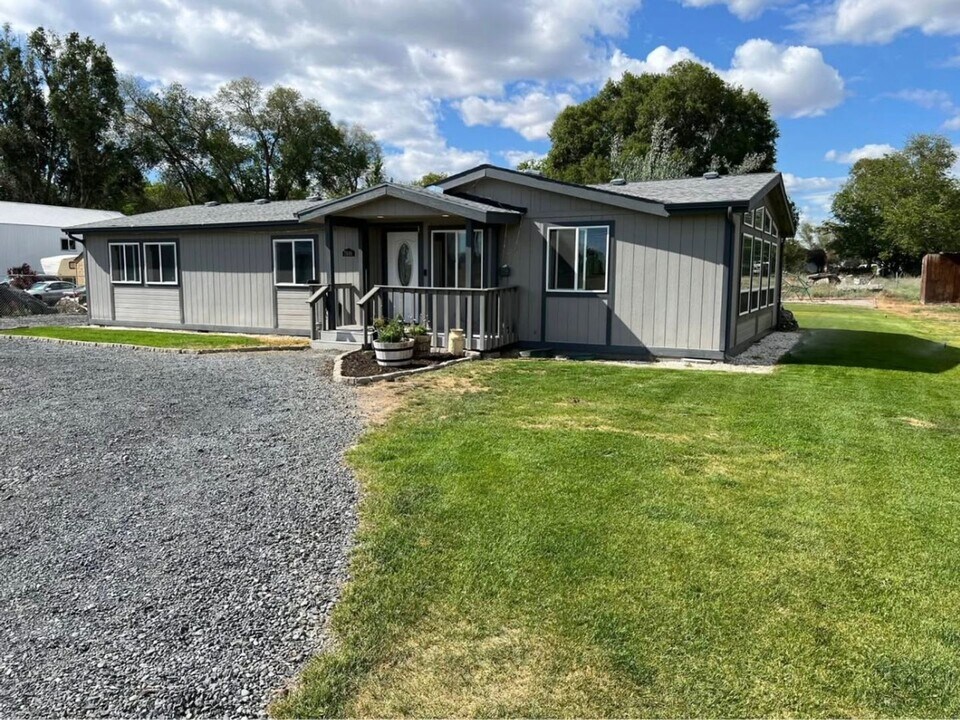 7690 Pettigrew Rd NE in Moses Lake, WA - Building Photo